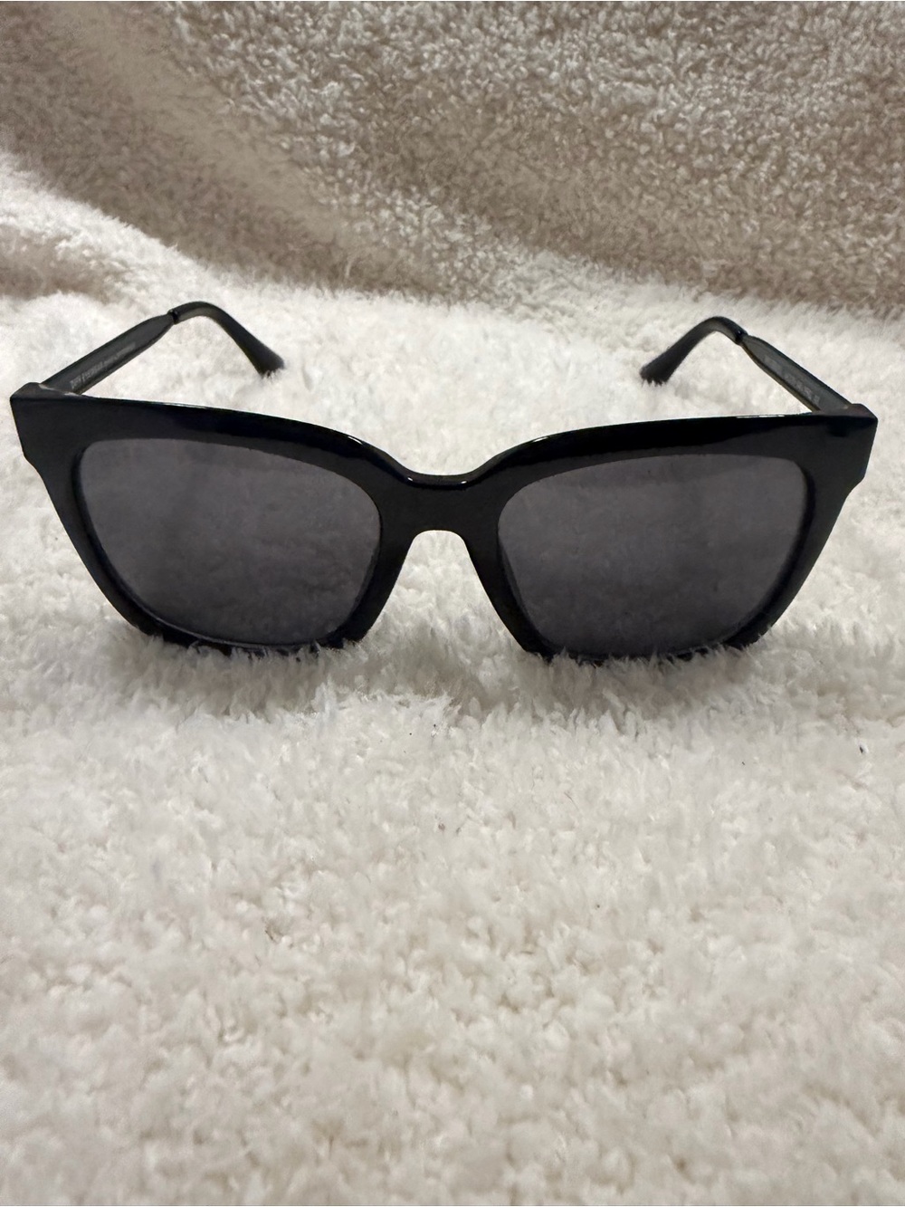 Diff Eyewear Black Cat-Eye Sunglasses with Dark Gray Lenses
